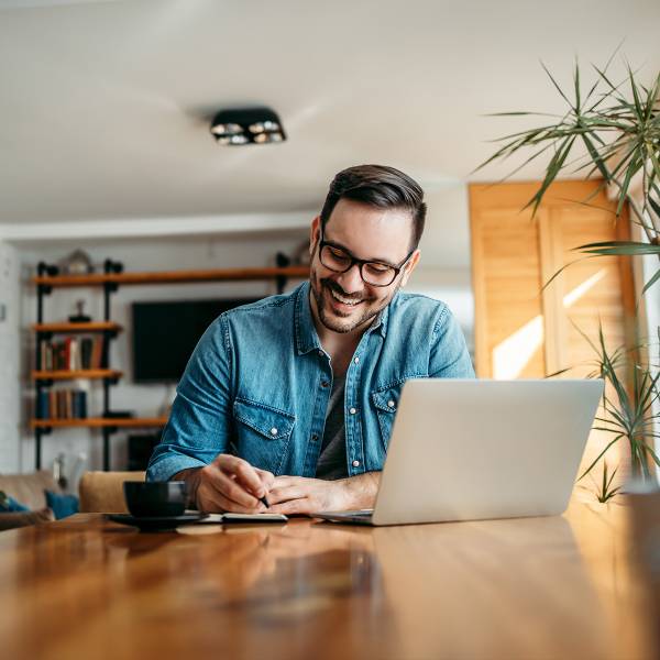 Du bist verpflichtet, genügend Mitarbeiter als Ersthelfer und Brandschutzhelfer auszubilden. Wir unterstützen dich professionell dabei